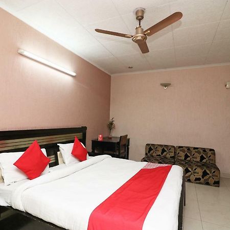 Oyo 24672 Bharat Guest House Delhi  Bagian luar foto