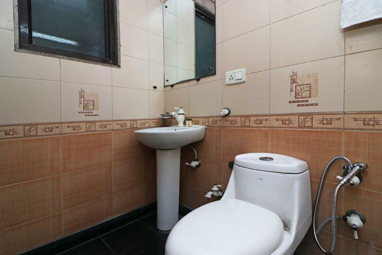 Oyo 24672 Bharat Guest House Delhi  Bagian luar foto