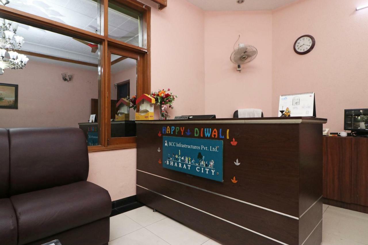 Oyo 24672 Bharat Guest House Delhi  Bagian luar foto