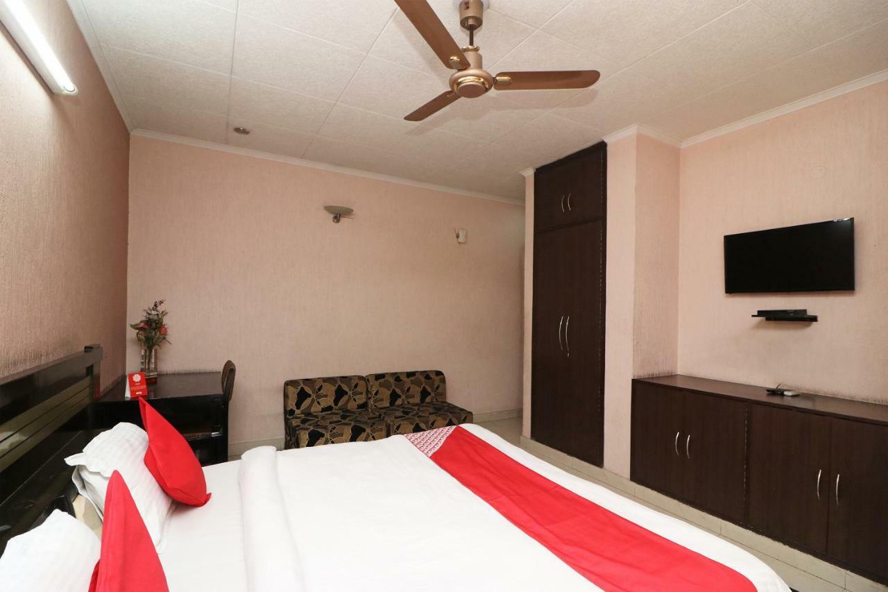 Oyo 24672 Bharat Guest House Delhi  Bagian luar foto