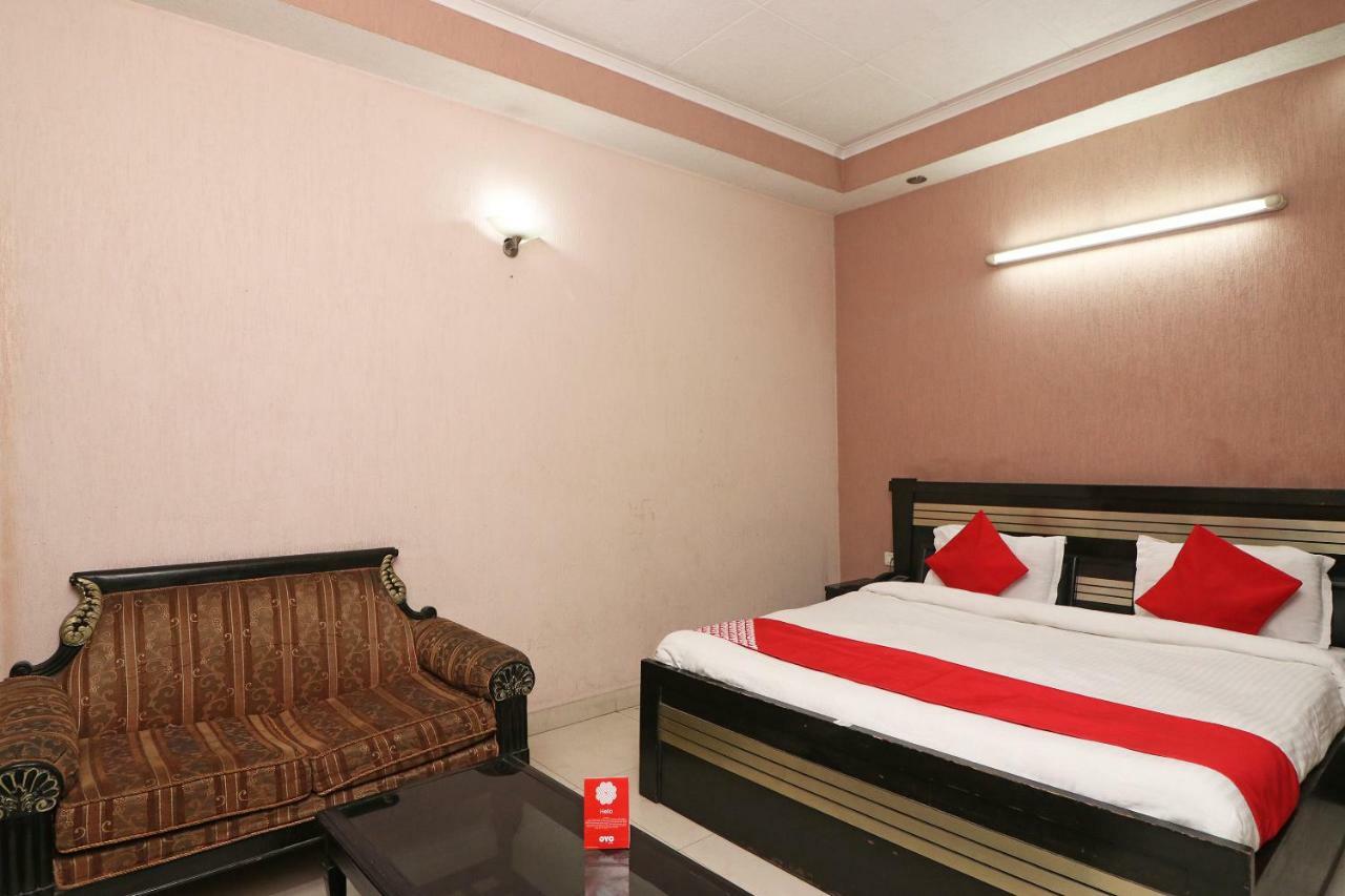 Oyo 24672 Bharat Guest House Delhi  Bagian luar foto