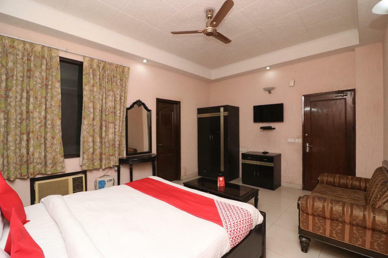 Oyo 24672 Bharat Guest House Delhi  Bagian luar foto