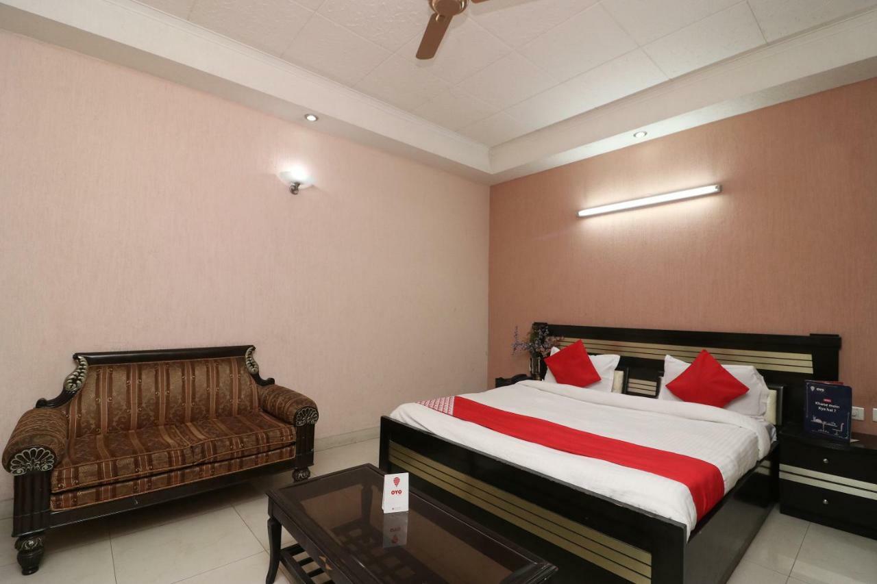 Oyo 24672 Bharat Guest House Delhi  Bagian luar foto