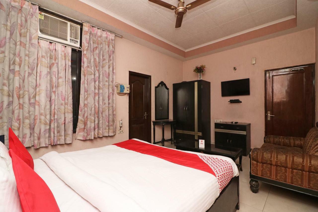 Oyo 24672 Bharat Guest House Delhi  Bagian luar foto
